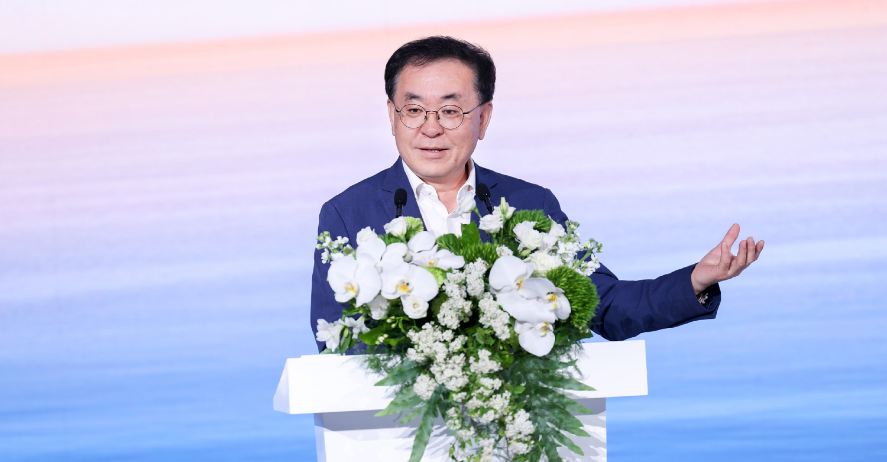 清华大学车辆与运载学院研究员、博士生导师、汽车发展研究中心主任李显君发表论坛致辞