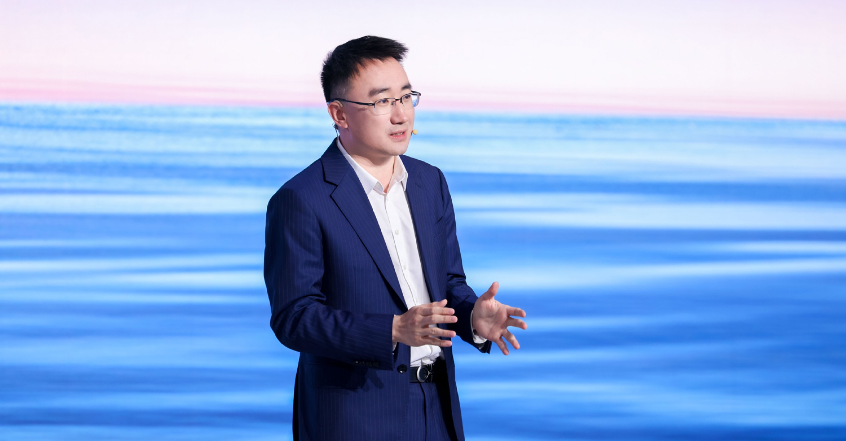 华为智能汽车解决方案 BU-MKT 与销售服务部副总裁冷江涛发表论坛致辞